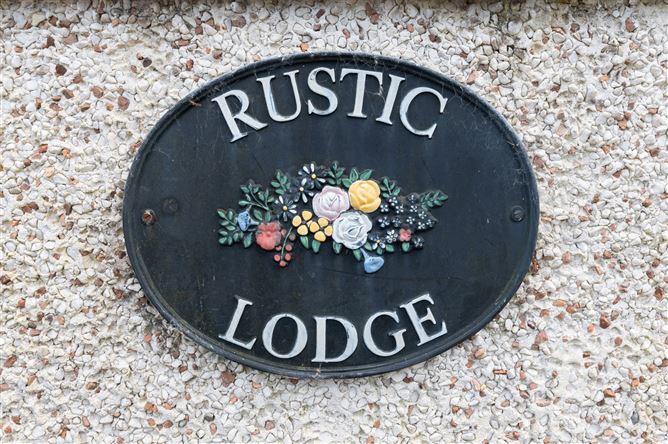 Rustic Lodge, 12 Edgewood, Glenville, Cork