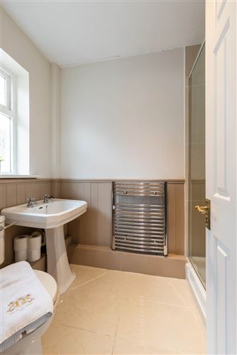 8 Hampton Crescent, Saint Helen`s Wood, Blackrock, County Dublin