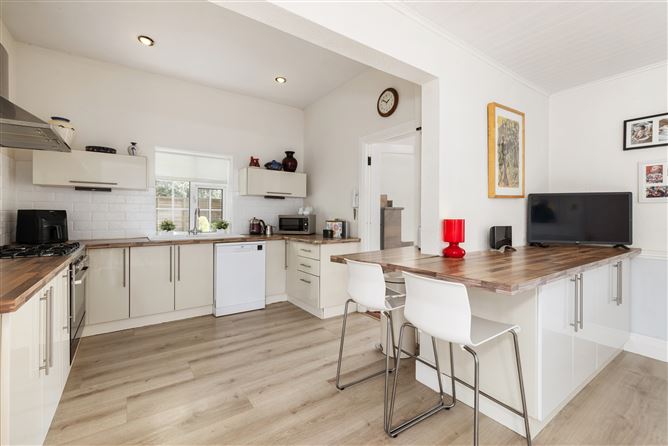 https://photos-a.propertyimages.ie/media/6/9/9/4922996/be9bfc00-c02e-4e8a-a6d6-63345056f42e_l.jpg