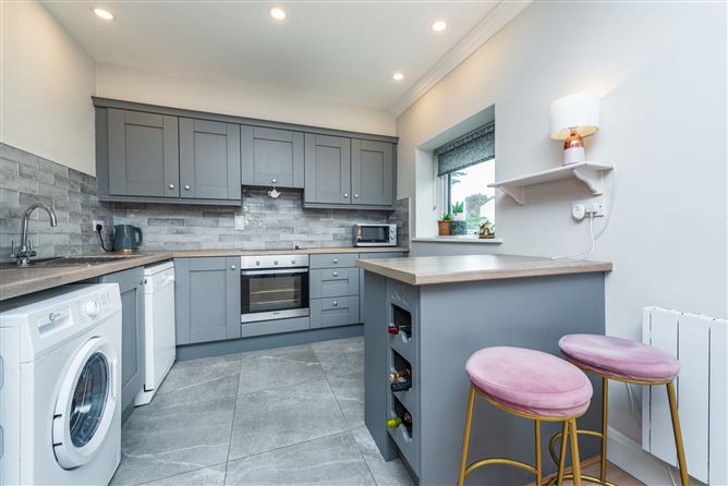 https://photos-a.propertyimages.ie/media/7/0/0/4949007/721ba068-c523-496e-b615-ca74cf37b5c4_l.jpg