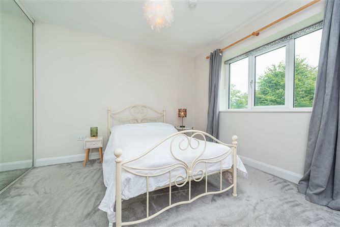 https://photos-a.propertyimages.ie/media/7/0/0/4949007/721ba068-c523-496e-b615-ca74cf37b5c4_l.jpg