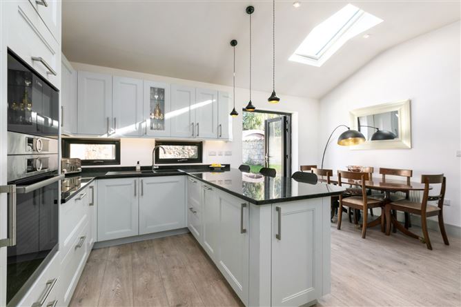 https://photos-a.propertyimages.ie/media/7/0/1/4953107/33f5eae1-5b58-4a5a-b3dc-8210d82deef3_l.jpg