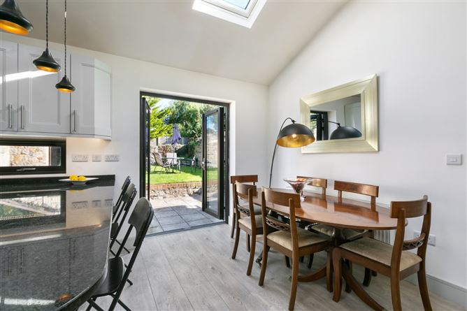 https://photos-a.propertyimages.ie/media/7/0/1/4953107/33f5eae1-5b58-4a5a-b3dc-8210d82deef3_l.jpg