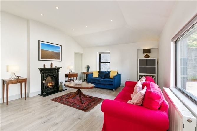 https://photos-a.propertyimages.ie/media/7/0/1/4953107/33f5eae1-5b58-4a5a-b3dc-8210d82deef3_l.jpg