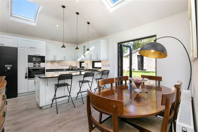 https://photos-a.propertyimages.ie/media/7/0/1/4953107/33f5eae1-5b58-4a5a-b3dc-8210d82deef3_l.jpg