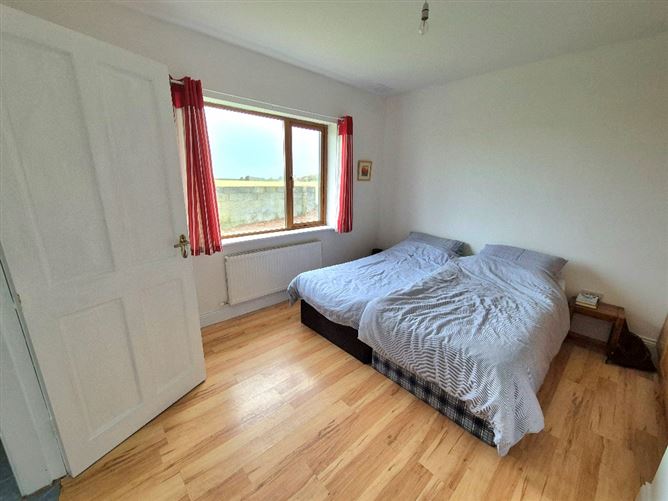 https://photos-a.propertyimages.ie/media/7/0/1/4961107/54d9a70c-5580-4700-8483-4381ce02c74b_l.jpg