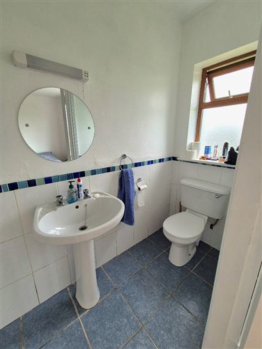 https://photos-a.propertyimages.ie/media/7/0/1/4961107/54d9a70c-5580-4700-8483-4381ce02c74b_l.jpg