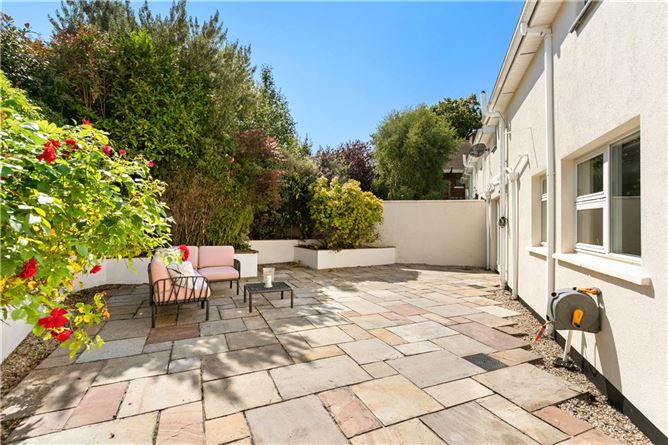 https://photos-a.propertyimages.ie/media/7/0/7/5006707/8fc5f323-b9e8-45b7-b06c-35ffba905129_l.jpg