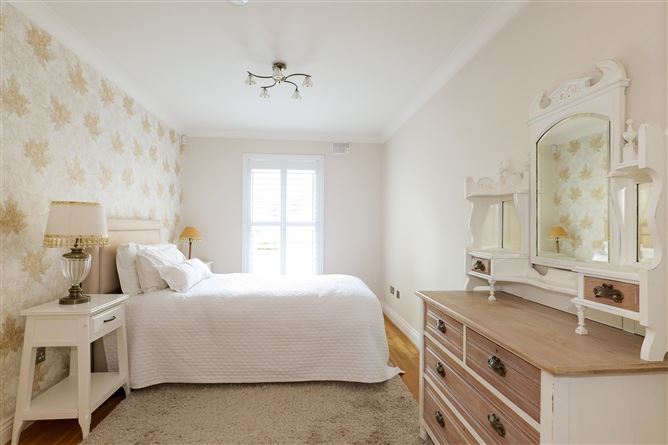 15 Cuirt Eanna, The Long Walk, Galway City