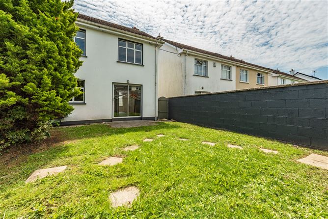 https://photos-a.propertyimages.ie/media/7/1/2/4940217/1df9dba3-cc77-46bd-b64c-67529e84348d_l.jpg