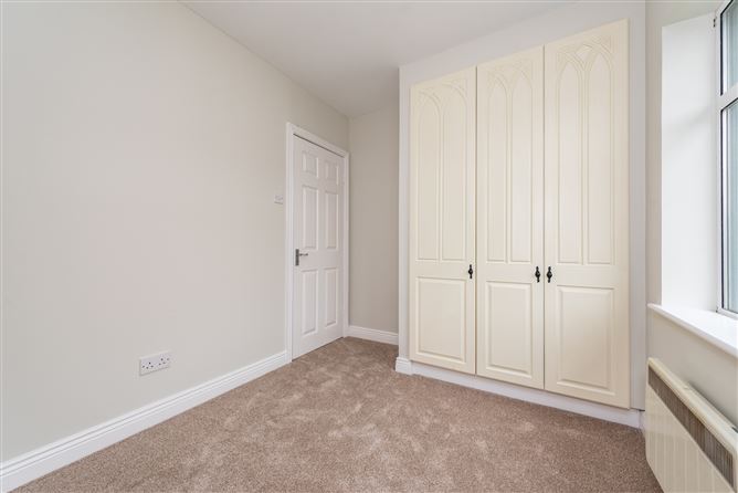 https://photos-a.propertyimages.ie/media/7/1/2/4940217/1df9dba3-cc77-46bd-b64c-67529e84348d_l.jpg