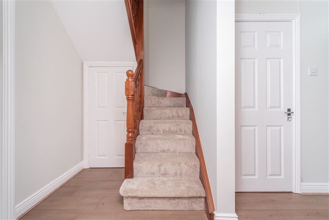 https://photos-a.propertyimages.ie/media/7/1/2/4940217/1df9dba3-cc77-46bd-b64c-67529e84348d_l.jpg