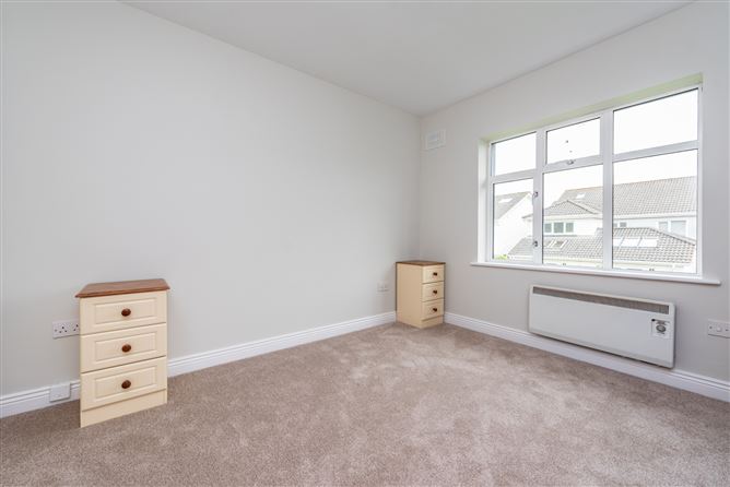 https://photos-a.propertyimages.ie/media/7/1/2/4940217/1df9dba3-cc77-46bd-b64c-67529e84348d_l.jpg
