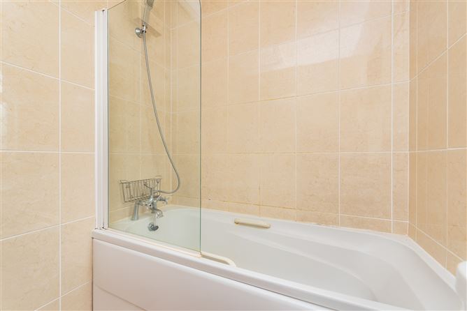 https://photos-a.propertyimages.ie/media/7/1/2/4940217/1df9dba3-cc77-46bd-b64c-67529e84348d_l.jpg