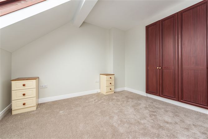 https://photos-a.propertyimages.ie/media/7/1/2/4940217/1df9dba3-cc77-46bd-b64c-67529e84348d_l.jpg