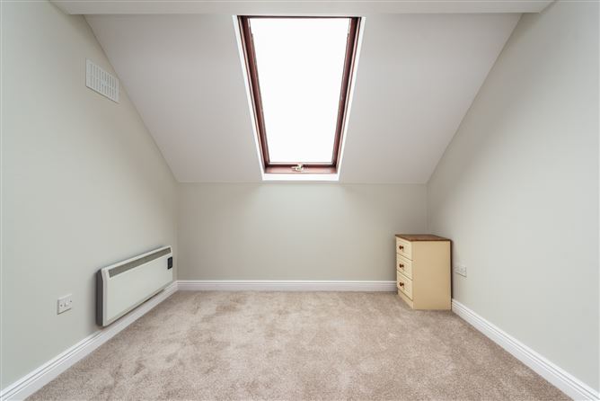 https://photos-a.propertyimages.ie/media/7/1/2/4940217/1df9dba3-cc77-46bd-b64c-67529e84348d_l.jpg
