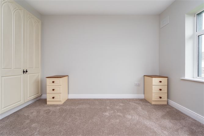 https://photos-a.propertyimages.ie/media/7/1/2/4940217/1df9dba3-cc77-46bd-b64c-67529e84348d_l.jpg