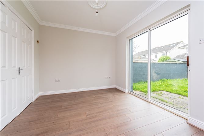 https://photos-a.propertyimages.ie/media/7/1/2/4940217/1df9dba3-cc77-46bd-b64c-67529e84348d_l.jpg