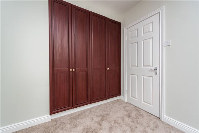 https://photos-a.propertyimages.ie/media/7/1/2/4940217/1df9dba3-cc77-46bd-b64c-67529e84348d_l.jpg