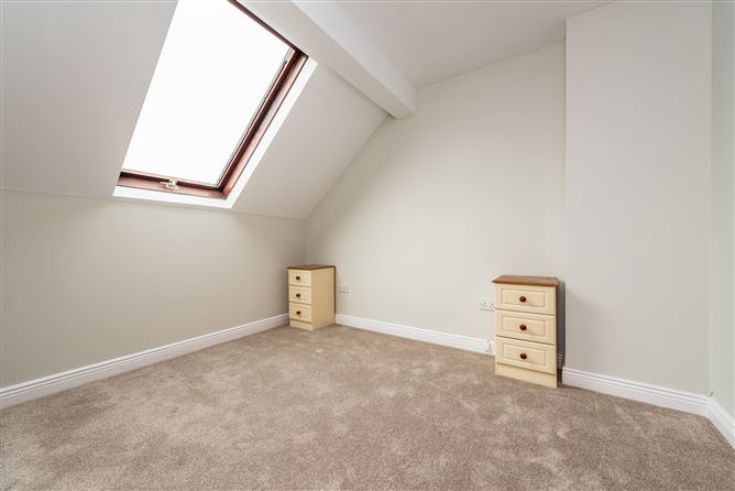 https://photos-a.propertyimages.ie/media/7/1/2/4940217/1df9dba3-cc77-46bd-b64c-67529e84348d_l.jpg