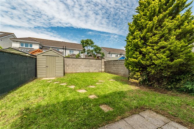 https://photos-a.propertyimages.ie/media/7/1/2/4940217/1df9dba3-cc77-46bd-b64c-67529e84348d_l.jpg