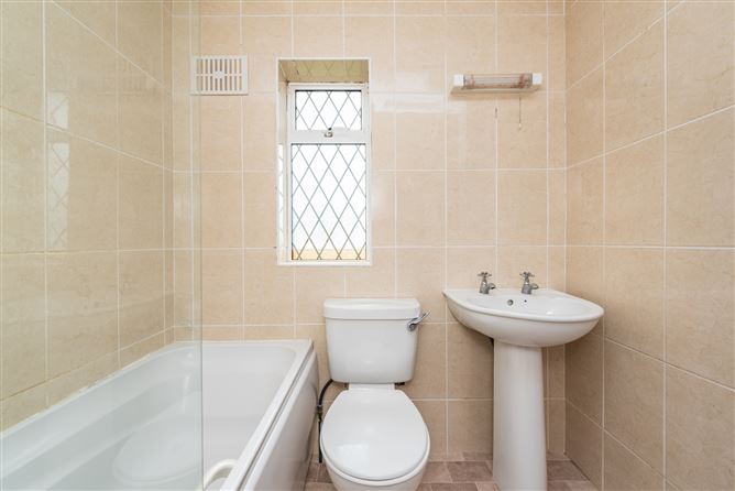 https://photos-a.propertyimages.ie/media/7/1/2/4940217/1df9dba3-cc77-46bd-b64c-67529e84348d_l.jpg
