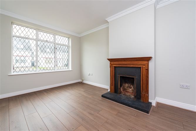 https://photos-a.propertyimages.ie/media/7/1/2/4940217/1df9dba3-cc77-46bd-b64c-67529e84348d_l.jpg