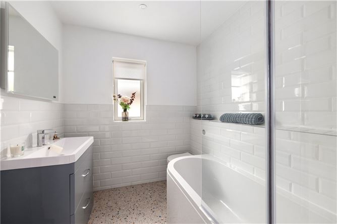 https://photos-a.propertyimages.ie/media/7/1/7/4952717/f9838b62-b2ab-41d8-a3f1-e525eafe158b_l.jpg