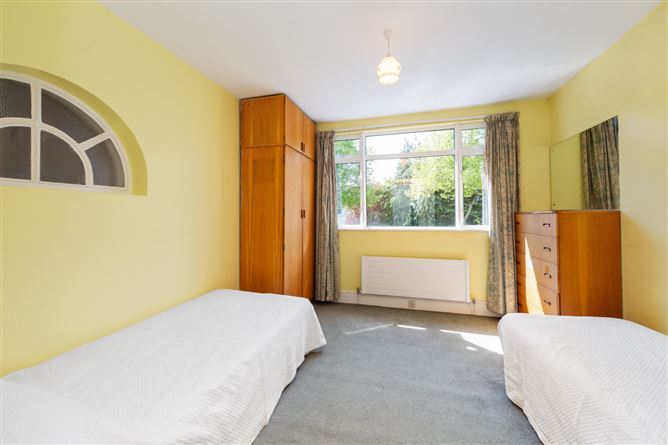 https://photos-a.propertyimages.ie/media/7/1/8/4925817/52572481-28b4-455a-b0a6-1c3f201e04e2_l.jpg