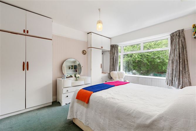 https://photos-a.propertyimages.ie/media/7/1/8/4925817/52572481-28b4-455a-b0a6-1c3f201e04e2_l.jpg