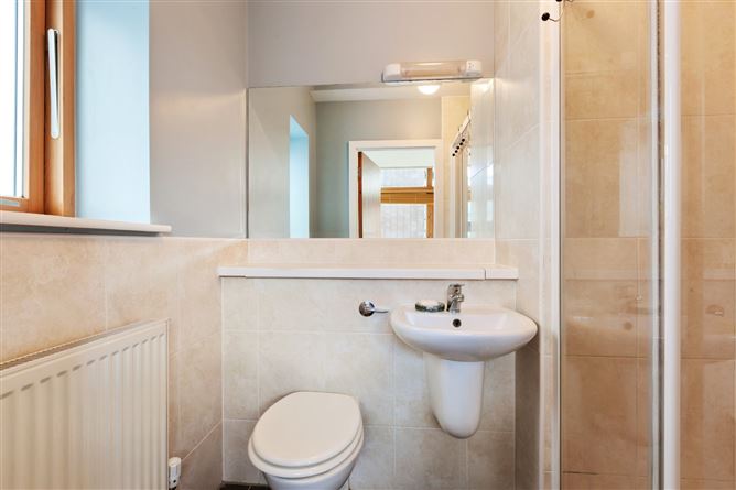 https://photos-a.propertyimages.ie/media/7/1/8/4955817/56b21994-54aa-4489-a3ac-8195fc7c430e_l.jpg