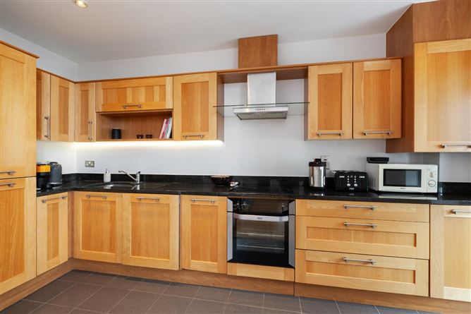 https://photos-a.propertyimages.ie/media/7/1/8/4955817/56b21994-54aa-4489-a3ac-8195fc7c430e_l.jpg