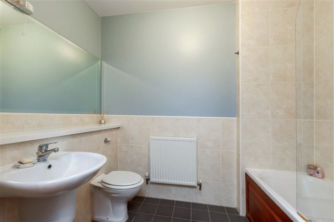 https://photos-a.propertyimages.ie/media/7/1/8/4955817/56b21994-54aa-4489-a3ac-8195fc7c430e_l.jpg