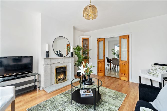 Photo 4 of 18 — 33 Ballinteer Crescent, Ballinteer, Dublin 16