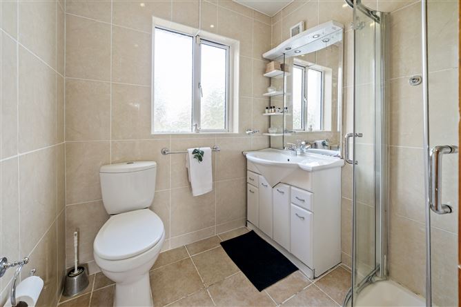 Photo 11 of 18 — 33 Ballinteer Crescent, Ballinteer, Dublin 16