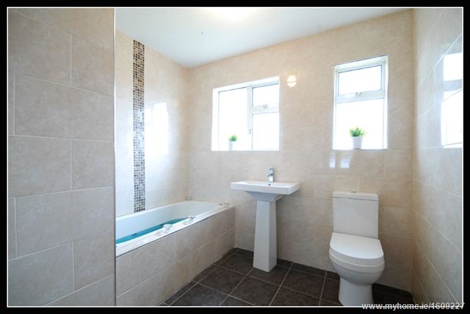 33 SHANGLAS ROAD, Santry,  Dublin 9