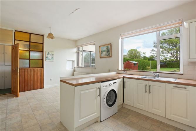 https://photos-a.propertyimages.ie/media/7/2/2/4899227/92d7704d-93a2-48c5-80b0-4818ddecac47_l.jpg