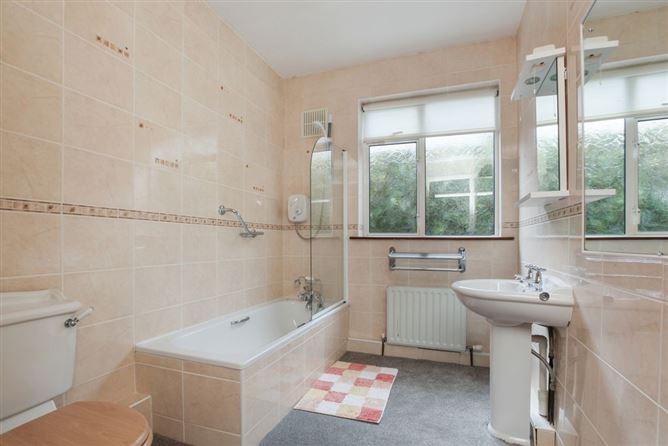 https://photos-a.propertyimages.ie/media/7/2/2/4899227/92d7704d-93a2-48c5-80b0-4818ddecac47_l.jpg