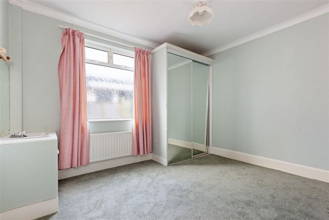 https://photos-a.propertyimages.ie/media/7/2/2/4899227/92d7704d-93a2-48c5-80b0-4818ddecac47_l.jpg