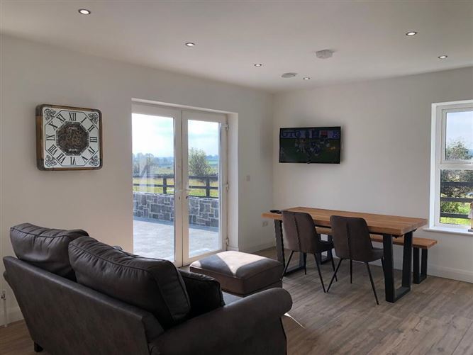 Carrownalasson, Four Mile House, Roscommon