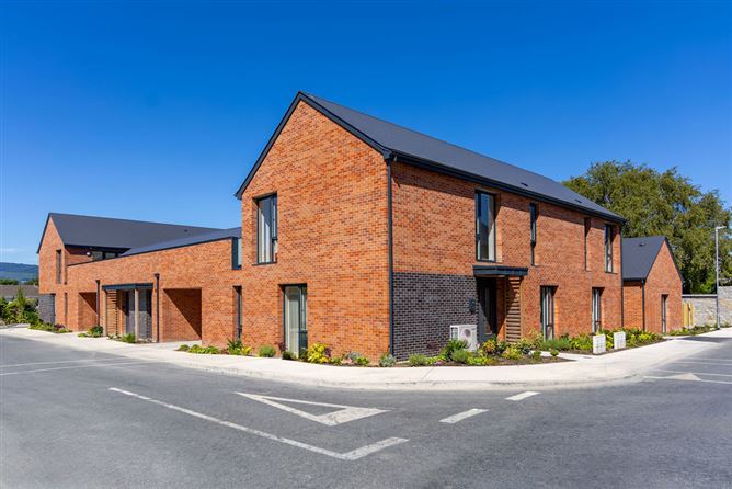 https://photos-a.propertyimages.ie/media/7/3/1/4765137/4457671c-c52e-4a4c-b87c-e06a04c0e560_l.jpg