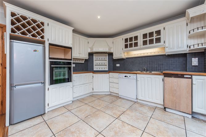 https://photos-a.propertyimages.ie/media/7/3/1/4943137/470af8ce-5daa-4c48-bbbd-ca876c52add3_l.jpg