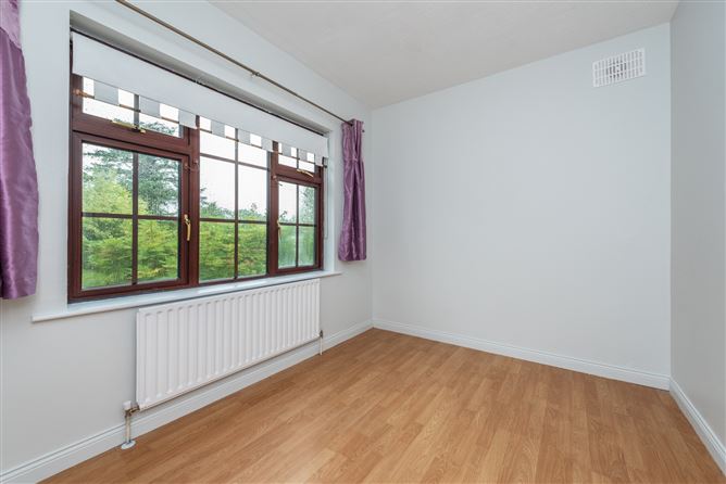 https://photos-a.propertyimages.ie/media/7/3/1/4943137/470af8ce-5daa-4c48-bbbd-ca876c52add3_l.jpg