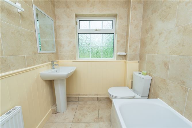 https://photos-a.propertyimages.ie/media/7/3/1/4943137/470af8ce-5daa-4c48-bbbd-ca876c52add3_l.jpg