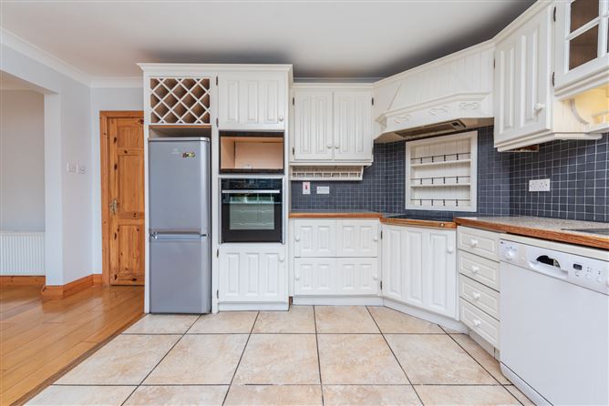 https://photos-a.propertyimages.ie/media/7/3/1/4943137/470af8ce-5daa-4c48-bbbd-ca876c52add3_l.jpg