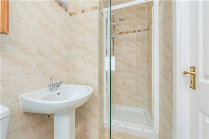 https://photos-a.propertyimages.ie/media/7/3/1/4943137/470af8ce-5daa-4c48-bbbd-ca876c52add3_l.jpg