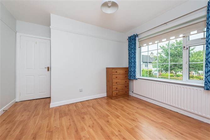 https://photos-a.propertyimages.ie/media/7/3/1/4943137/470af8ce-5daa-4c48-bbbd-ca876c52add3_l.jpg