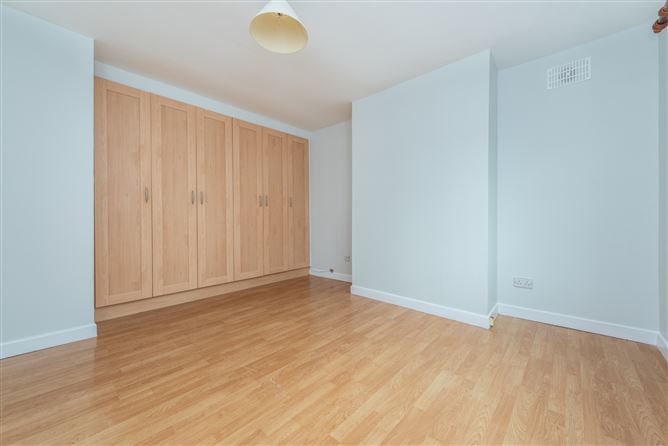 https://photos-a.propertyimages.ie/media/7/3/1/4943137/470af8ce-5daa-4c48-bbbd-ca876c52add3_l.jpg