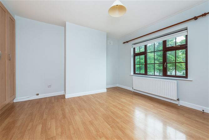 https://photos-a.propertyimages.ie/media/7/3/1/4943137/470af8ce-5daa-4c48-bbbd-ca876c52add3_l.jpg