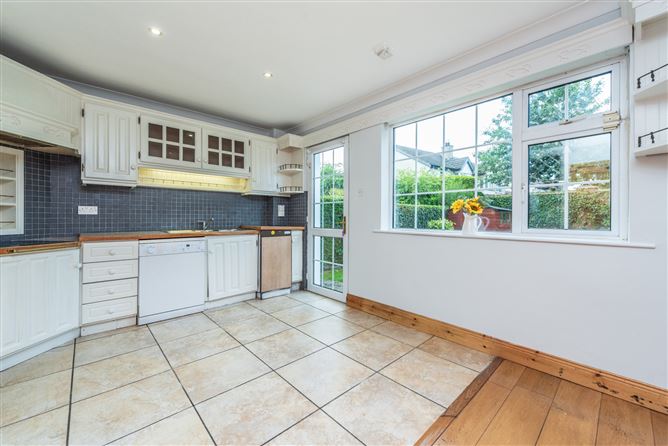 https://photos-a.propertyimages.ie/media/7/3/1/4943137/470af8ce-5daa-4c48-bbbd-ca876c52add3_l.jpg